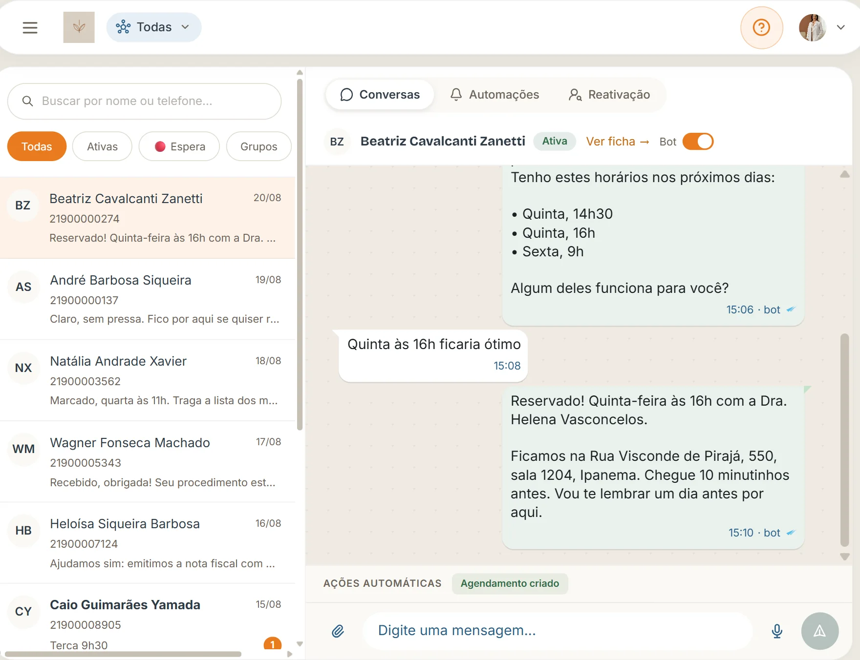 A central de conversas do sistema: o robô oferece três horários, o paciente escolhe, e embaixo aparece "Ações automáticas — agendamento criado"